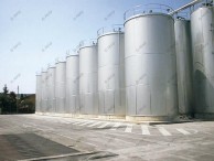 Gigatank didelės AISI plieno talpos ant betonio pagrindo 1