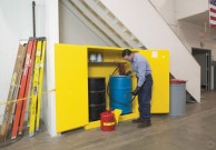 Saugi, savaime užsidaranti, 2x200 L spinta statinėms su degiomis medžiagomis