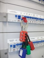 Grupinis elektros įrengimų blokatorius