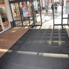 Naujos kartos įėjimo zonų kilimėliai pastatų viduje ir išorėje