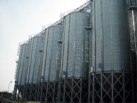 Grūdų bokštų, silosų ir bunkerių piltuvo formos dugnu modeliai