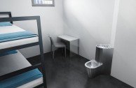 SLWN 18 PP Vandalams atsparus pjezo kampinis komplektas, prauistuvas ir ant grindų pastatomas tualetas dešinėje pusėje, montuojamas per aptartnavimo liuką 01