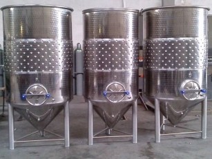 Stainless steel tanks for liquid food products