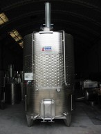 Fermentatoriai vynui su pneumatiniu cilindru