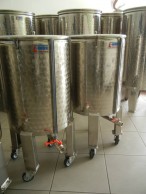Stainless steel containers for milk 2
