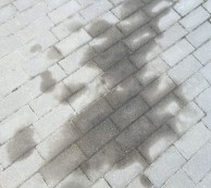 Naftos dėmė trinkelėse prieš valymą